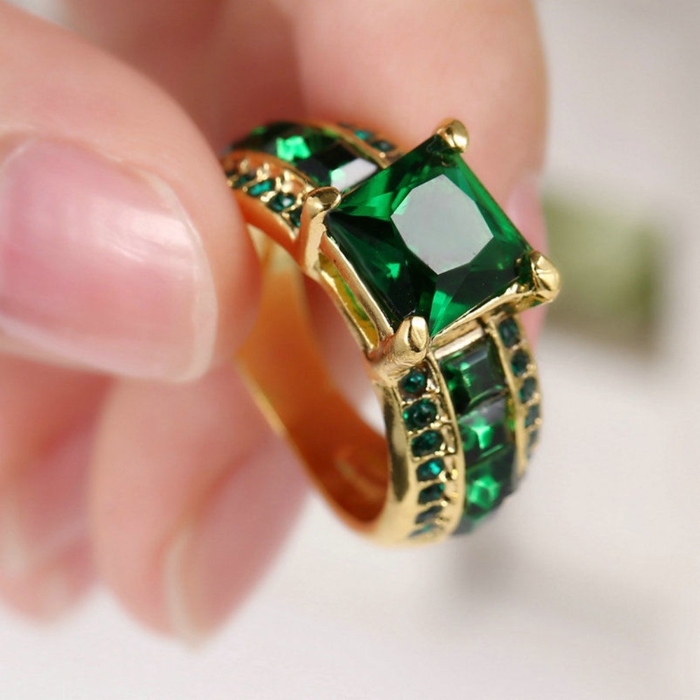 10kt Yellow gold Emerald Ring Size 6
